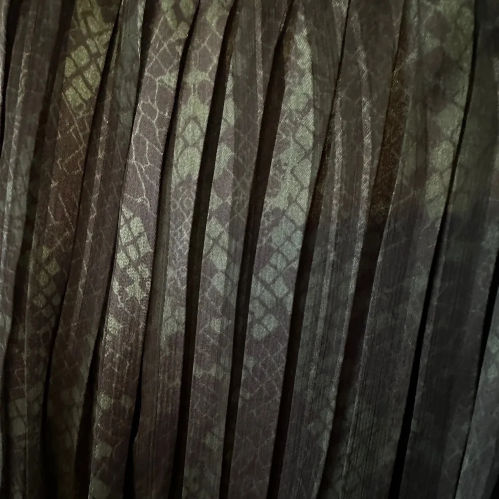 Reiss Snake Print Mini Skirt in green and black - Picture 9 of 15